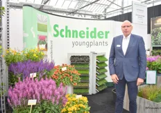 Schneider Youngplants was dit jaar het eerst op het Plantarium. “Ons assortiment vaste planten uit stek is zodanig uitgebreid dat het nu zeker interessant is om deel te nemen aan deze beurs.” Op de foto Evert-Jan Luijtjes.